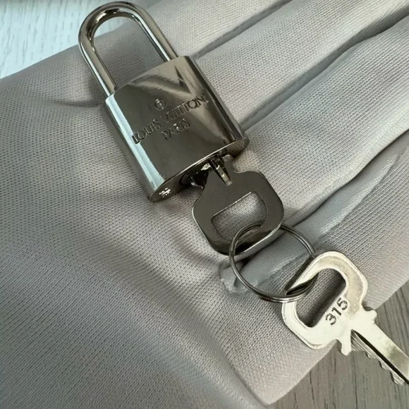 Louis Vuitton silver lock #315 - Picture 1 of 4